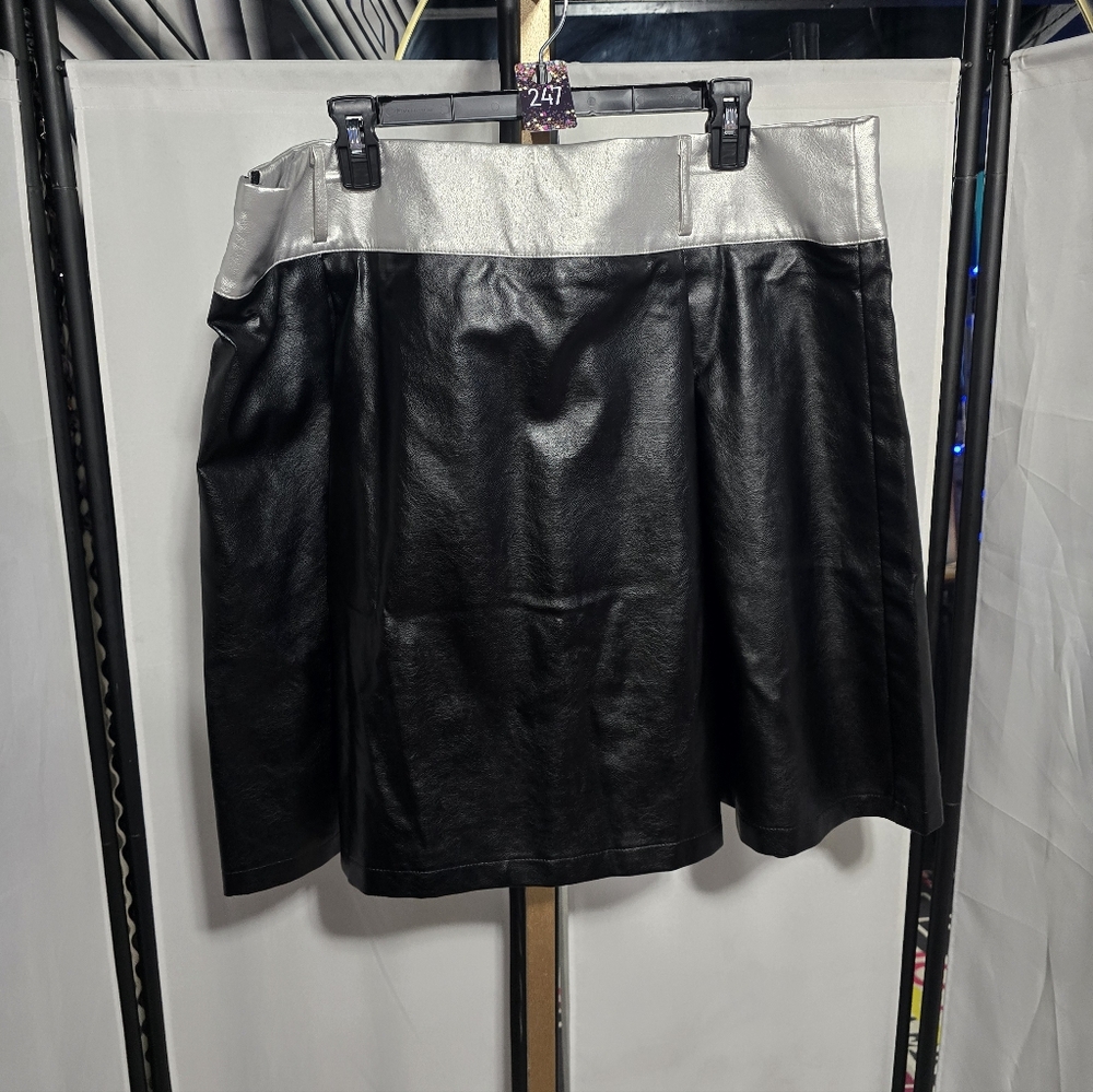 🍎 Faux Leather Contrasting Binding Pleated Mini Skirt Plus Size 2x / 20 - Picture 3 of 7